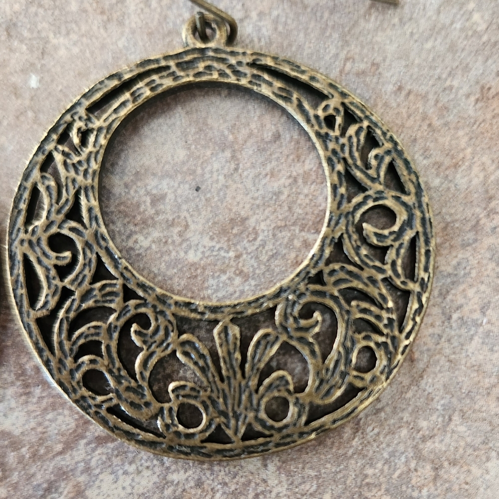 Gold filigree round earrings - Picture 2 of 3
